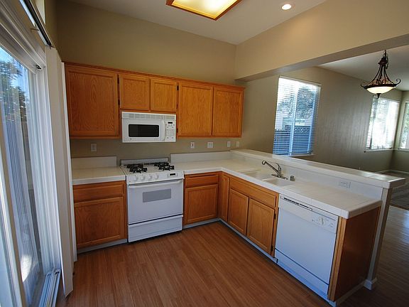5th image of 577 Blarney Cir