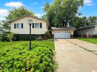 22 Spruce St, Morton, IL 61550