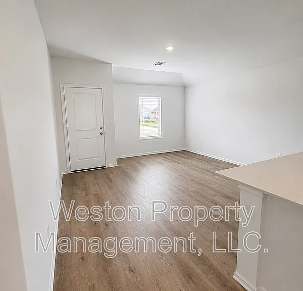 16209 Harvester Dr — Photo 2