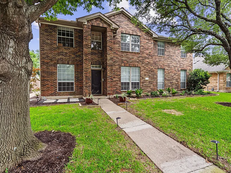 1203 Thackeray Ln — Photo 4