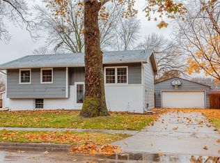 7880 Drake St, Clive, IA 50325