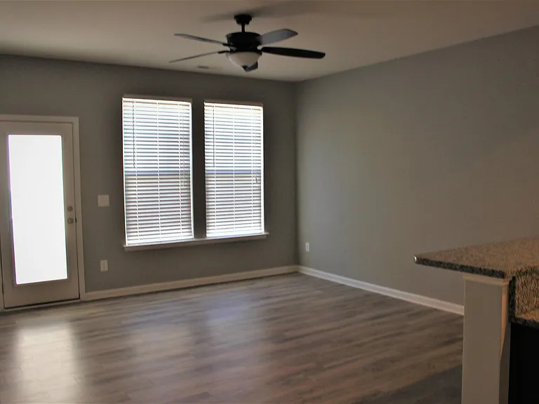1084 Kenross Dr — Photo 3
