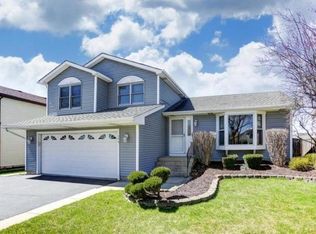 796 Cardinal Ln, Elk Grove Village, IL 60007