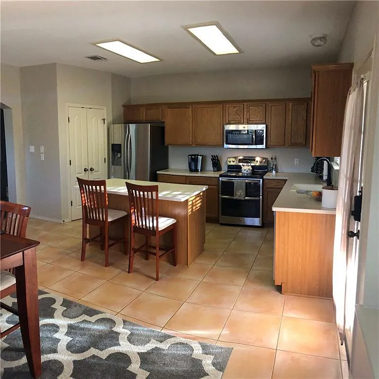 3 bed, 2.0 bath, 2046 sqft, $2,950 — Photo 3