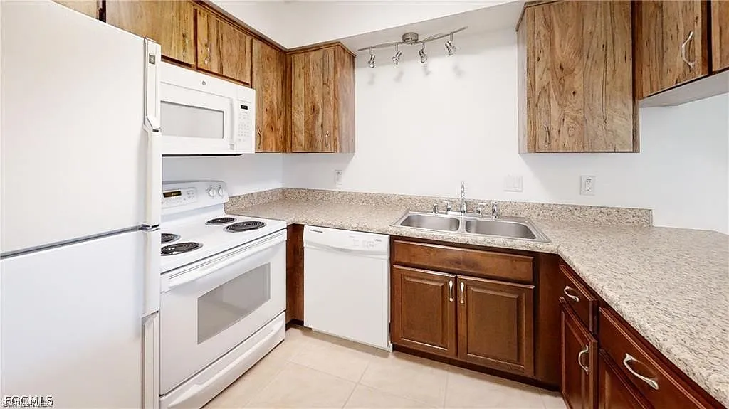 2 bed, 1.0 bath, 861 sqft, $1,375 — Photo 3