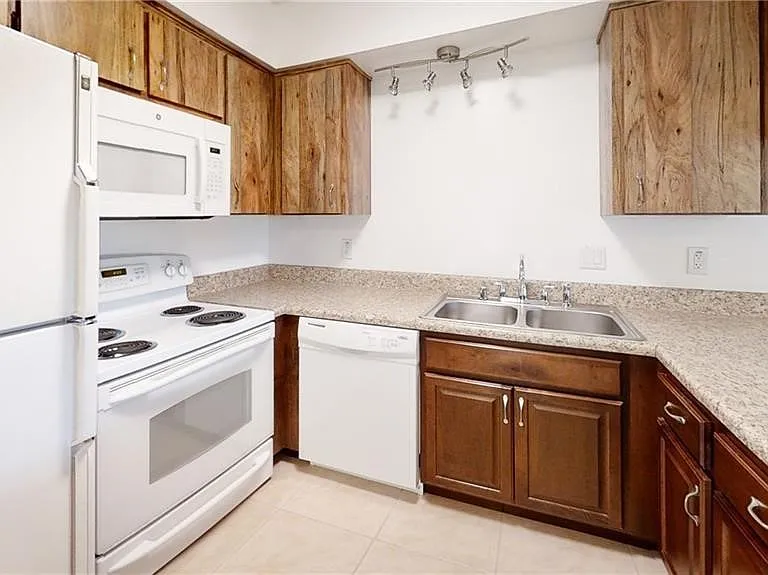 2303 NE 6th St #3 — Photo 3