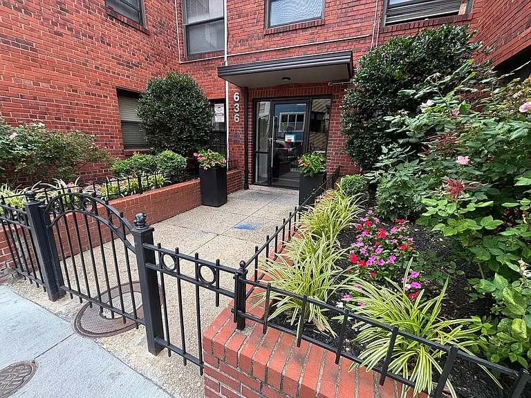 636 Newton Pl NW — Photo 8