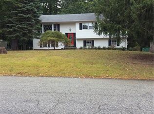 8 Rustic Dr, Airmont, NY 10952