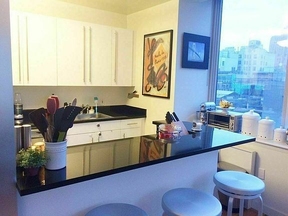 3rd image of 320 W 39th St #14B