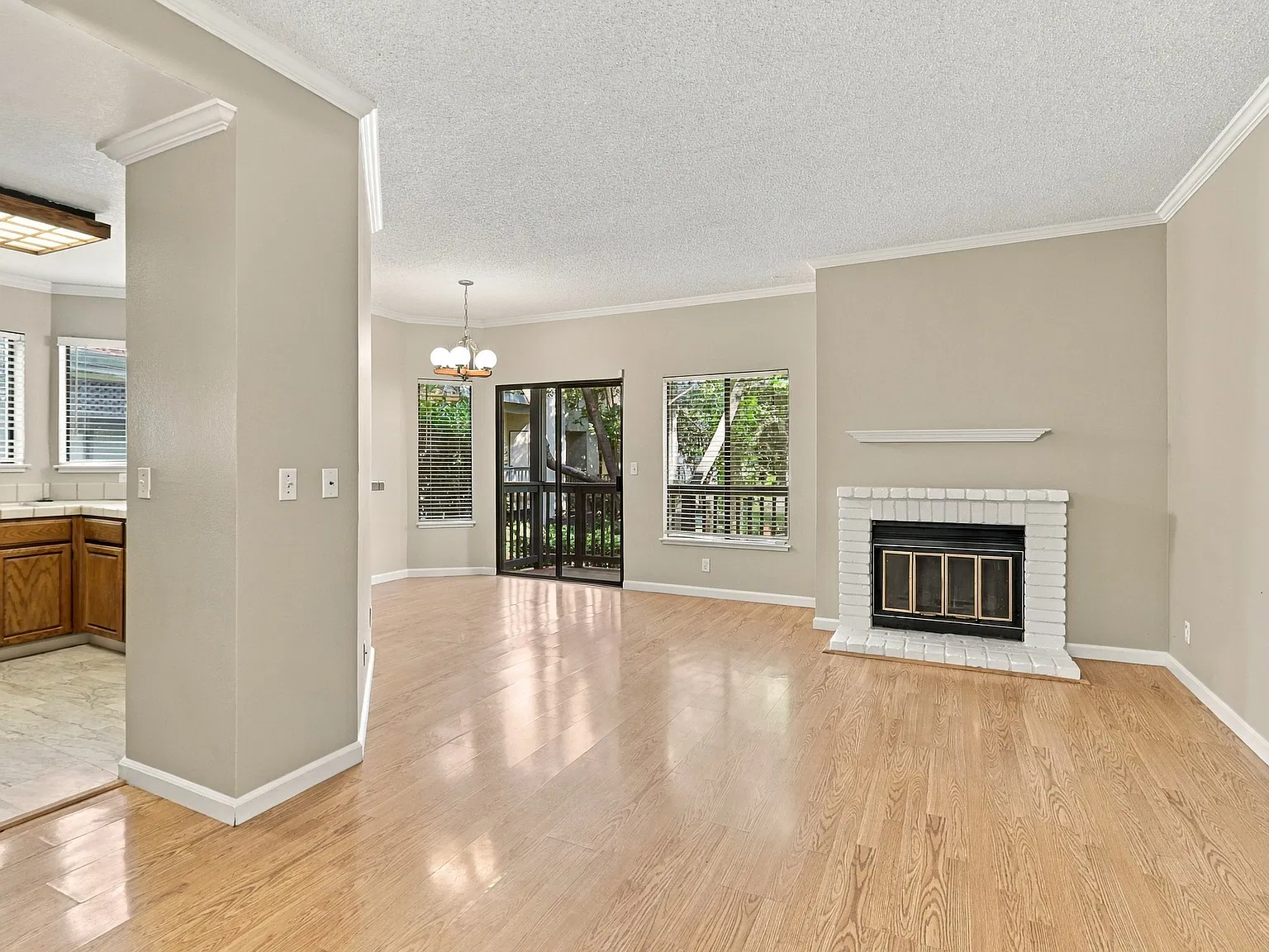 2 bed, 1041 sqft, $3,600 — Photo 2