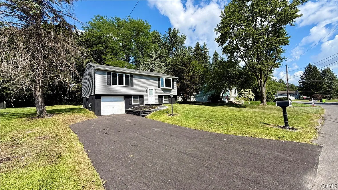 3 bed, 1.5 bath, 1672 sqft, $2,800 — Photo 3