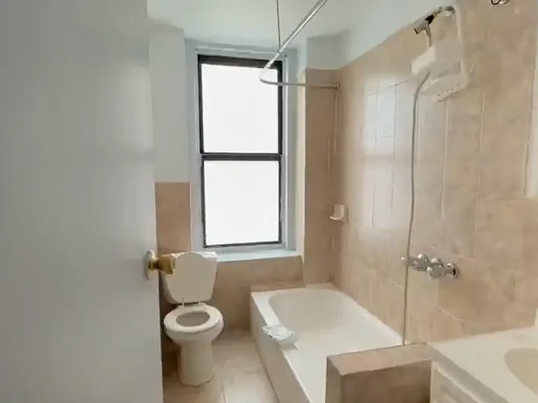 325 E 194th St #2A — Photo 4