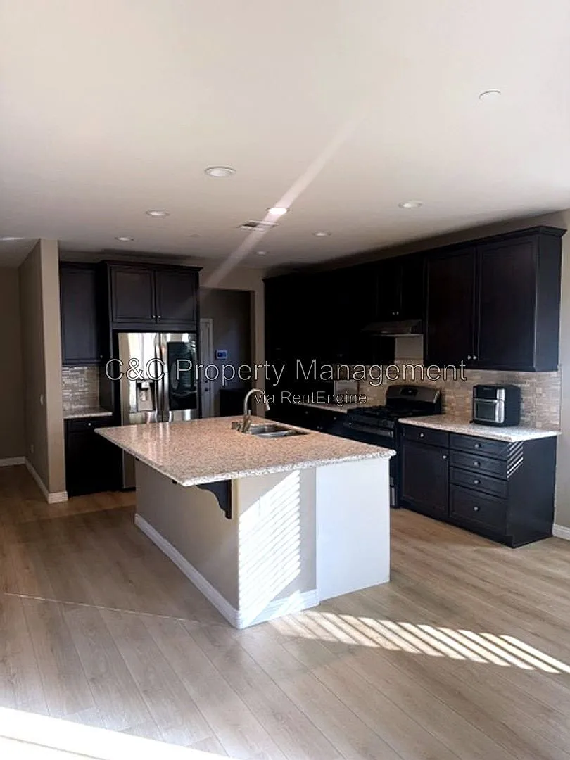 3 bed, 2.5 bath, 1945 sqft, $4,000 — Photo 2