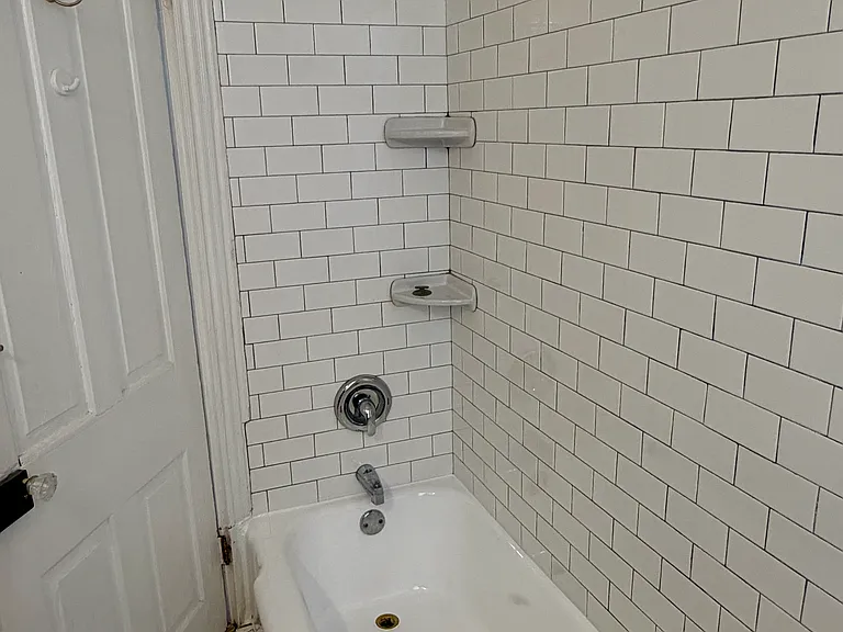 356 E Chestnut St — Photo 7