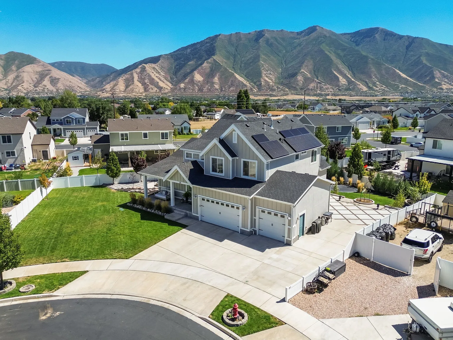 3 bed, 2.5 bath, 2621 sqft, $3,600 — Photo 3