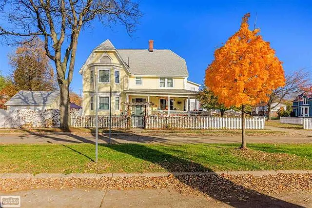 151 North Ave photo 1
