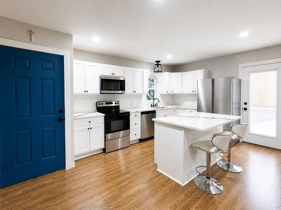 5th image of 515 E Prairie Ave