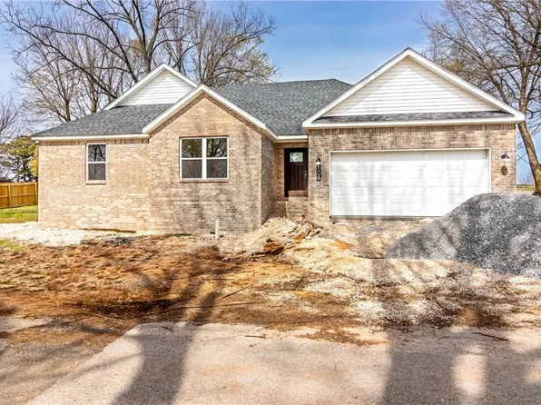 104 Hawkins Ave, Huntsville, AR 72740