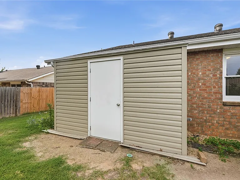 909 W Linden St — Photo 26