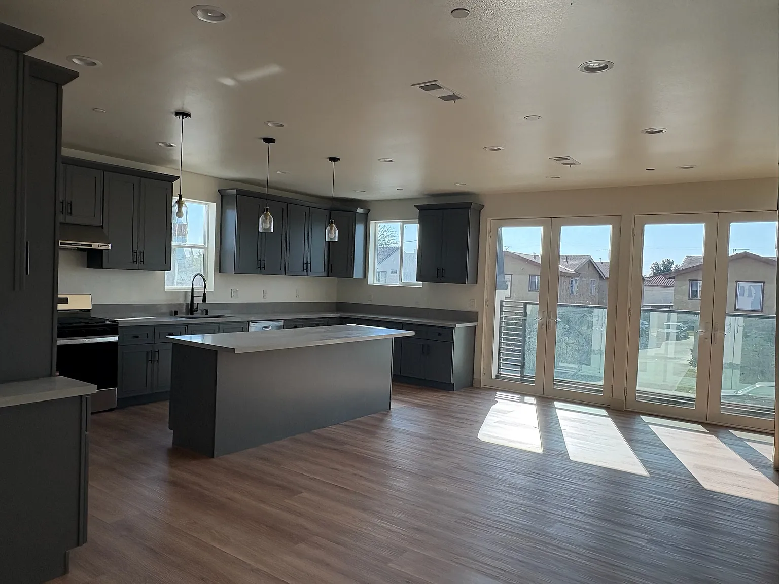 4 bed, 2200 sqft, $5,200 — Photo 3