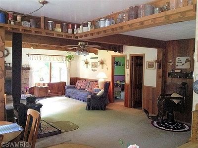 Three season sunporch
						:
						You can enjoy this porch in the spring, summer (has air conditioner), and fall.