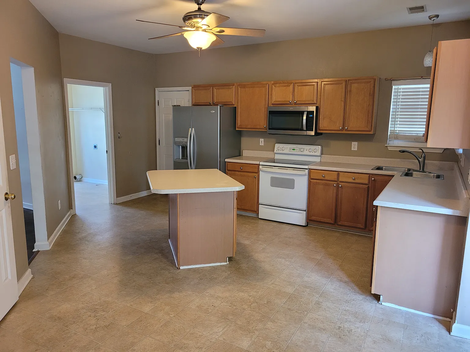 3 bed, 2.5 bath, 1800 sqft, $2,000 — Photo 4