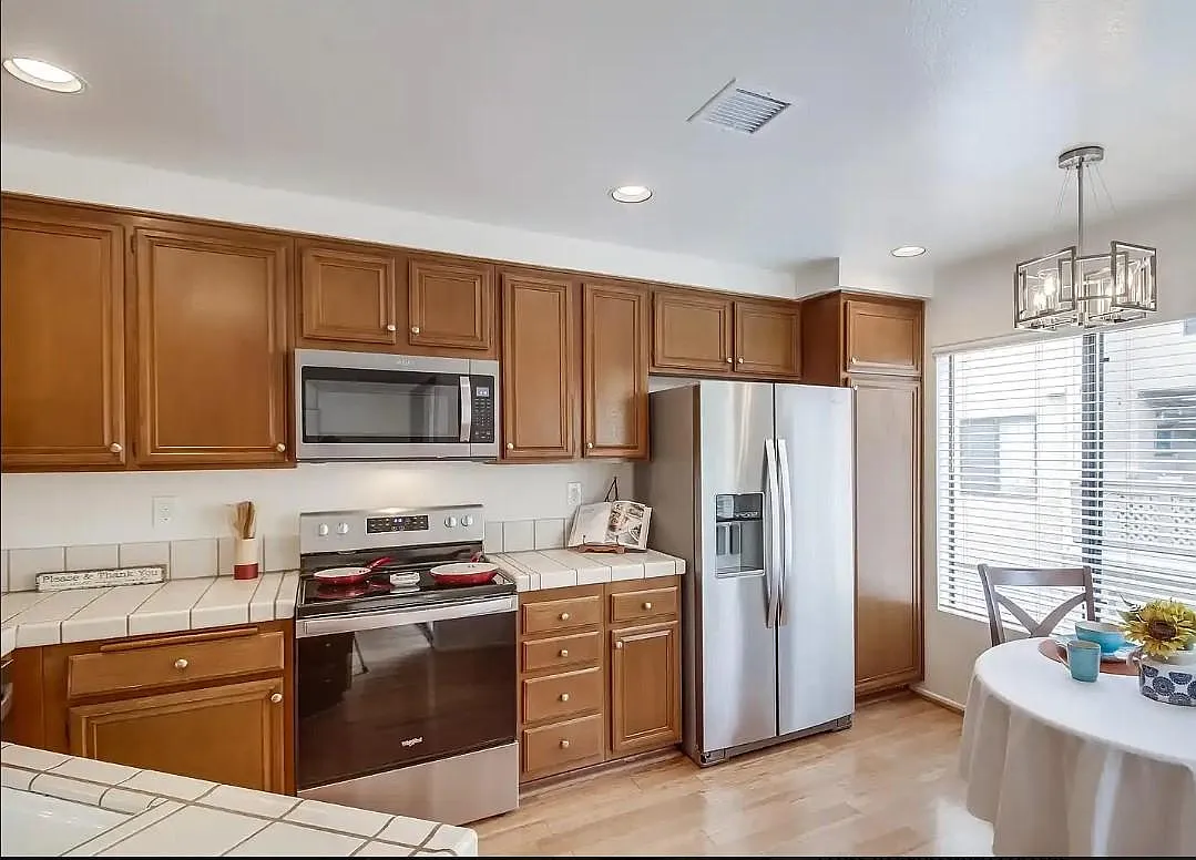 3 bed, 2.5 bath, 1561 sqft, $3,800 — Photo 4