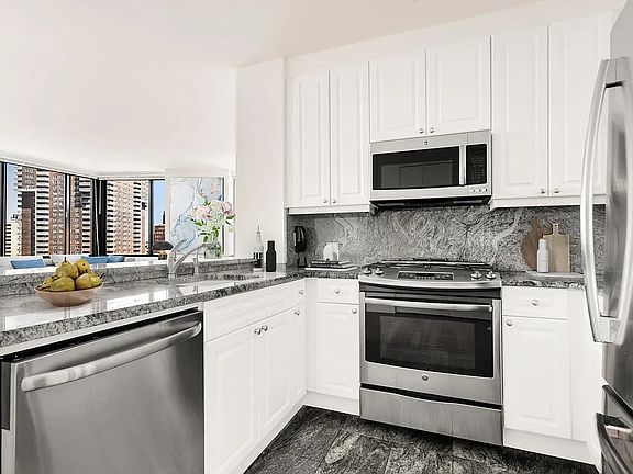 4th image of 450 N End Ave APT 25D