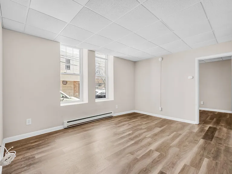 439 W Walnut St — Photo 13