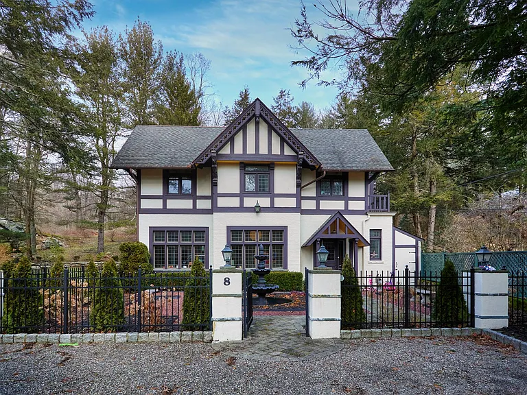 8 Old Park Rd — Photo 1