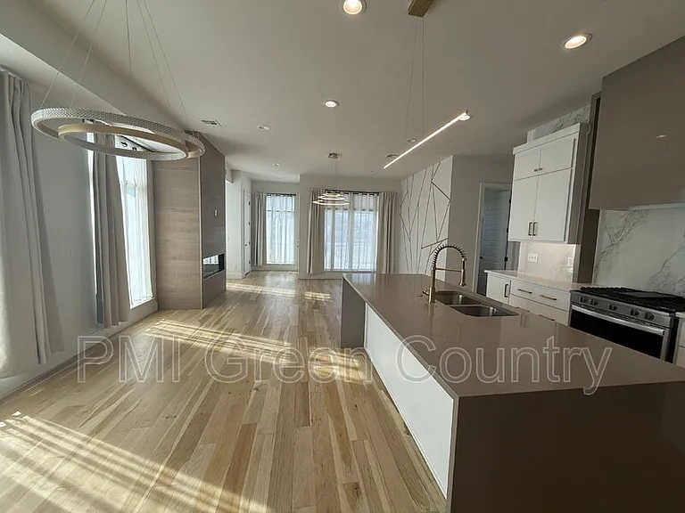 134 E Elgin St — Photo 6