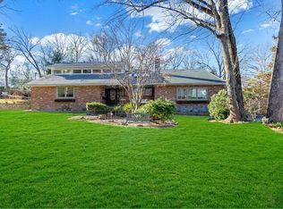 81 Tara Dr, Roslyn, NY 11576