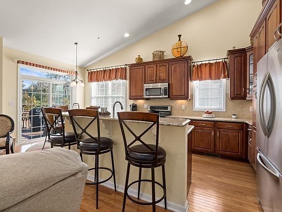 4th image of 47 Herrick Dr