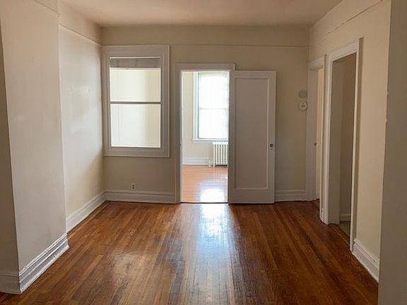 4th image of 2819 33rd St APT 1A