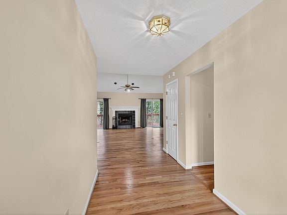 5th image of 208 Coachman Dr