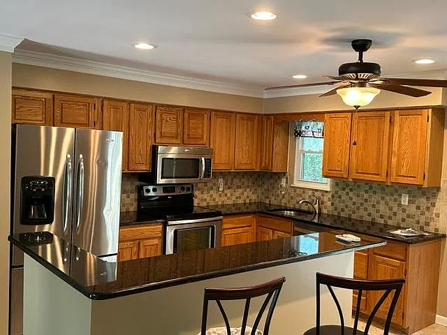 4 bed, 2.5 bath, 1800 sqft, $3,100 — Photo 2