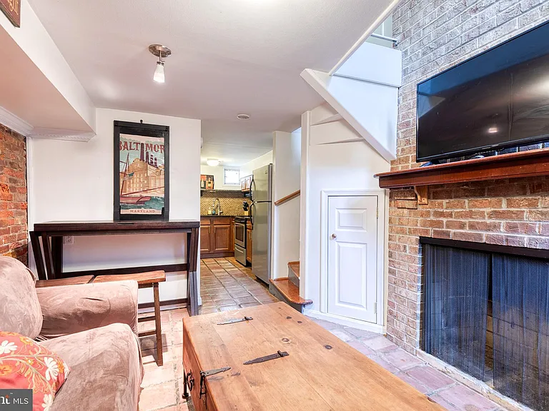 653 Dover St — Photo 15