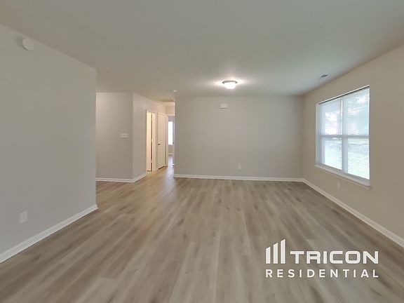 4th image of 972 Martin Dr