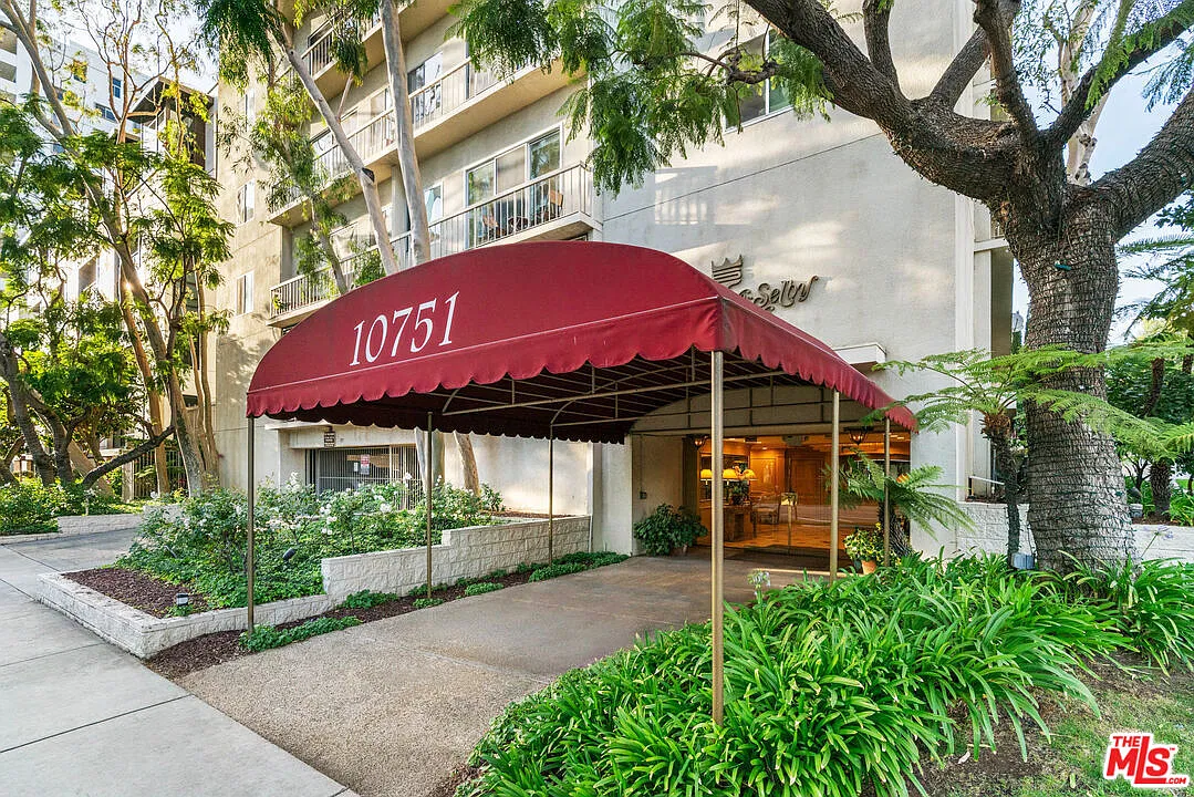 1 bed, 1.5 bath, 869 sqft, $3,300 — Photo 3