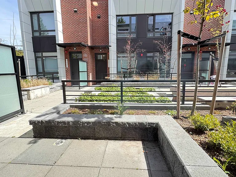 6258 Oak St — Photo 2