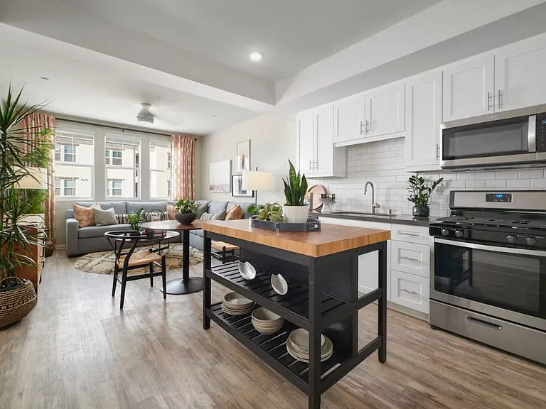 The Trails at Canyon Crest Apartments — Photo 9
