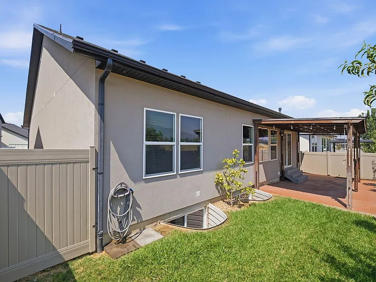 394 W Parkway Dr — Photo 31