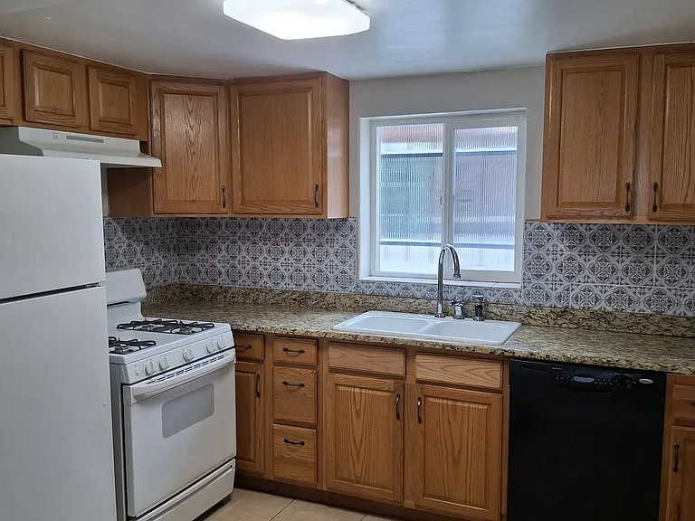 1535 Hudson St #6 — Photo 2