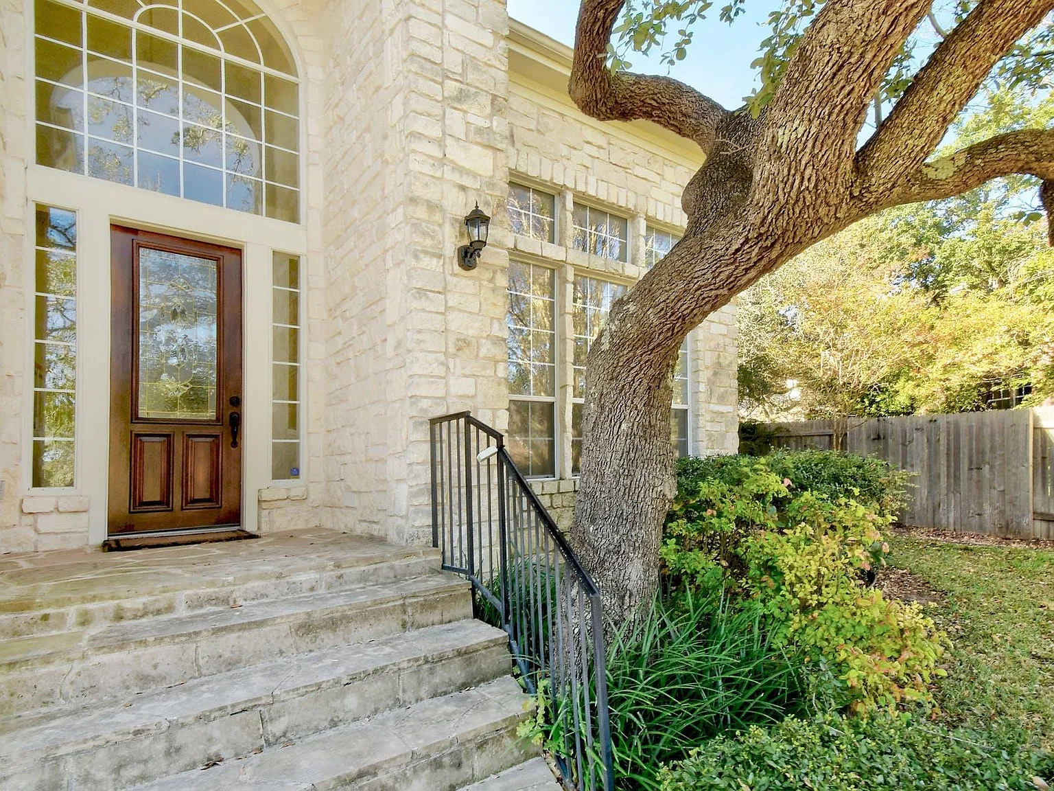 4 bed, 3.5 bath, 3850 sqft, $3,850 — Photo 3