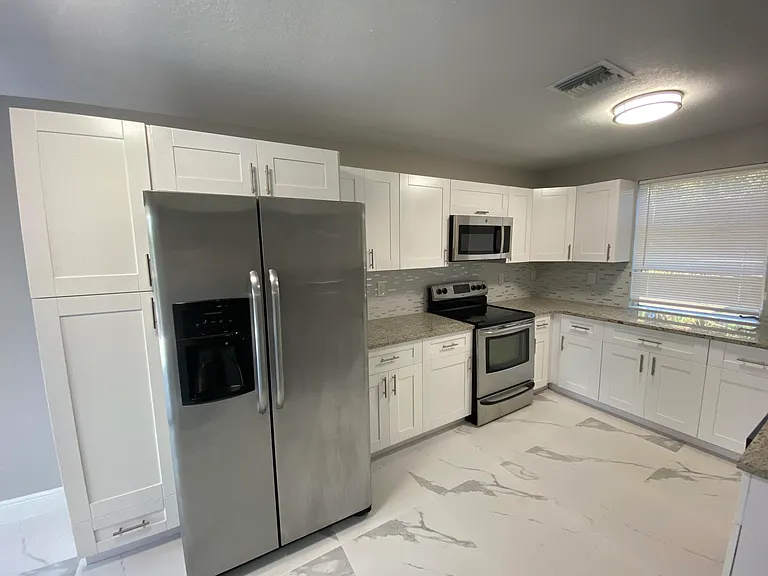 175 SE 27th Pl — Photo 3