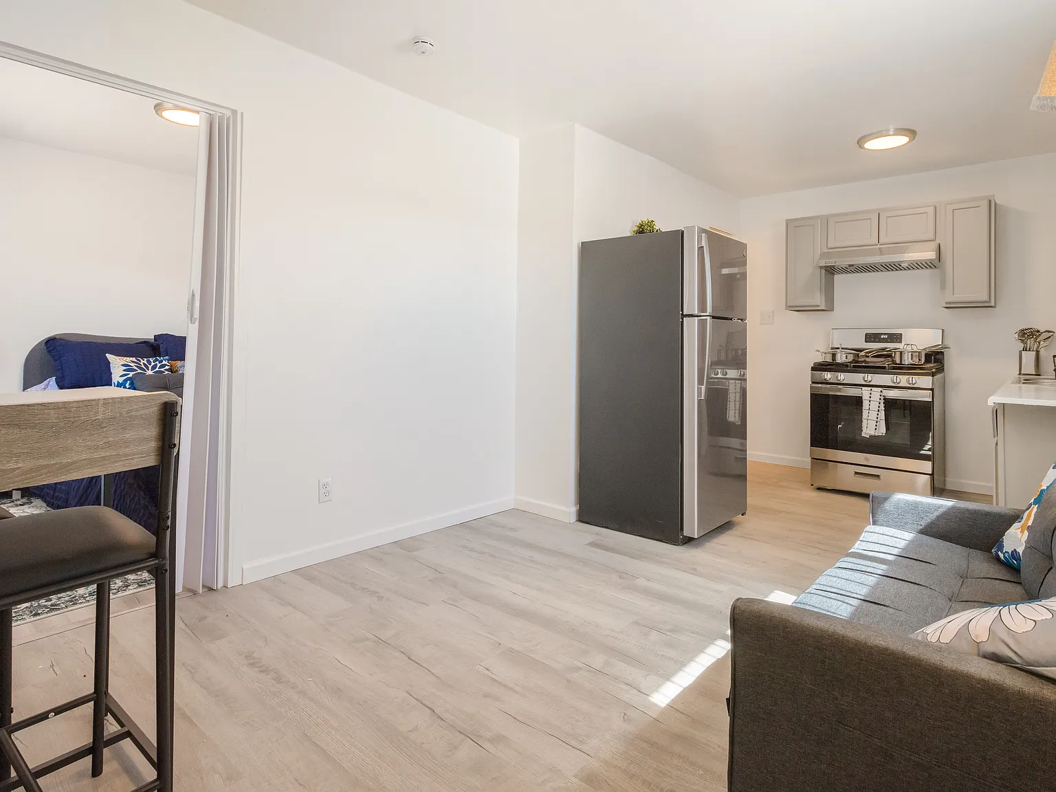 1 bed, 400 sqft, $1,230 — Photo 3