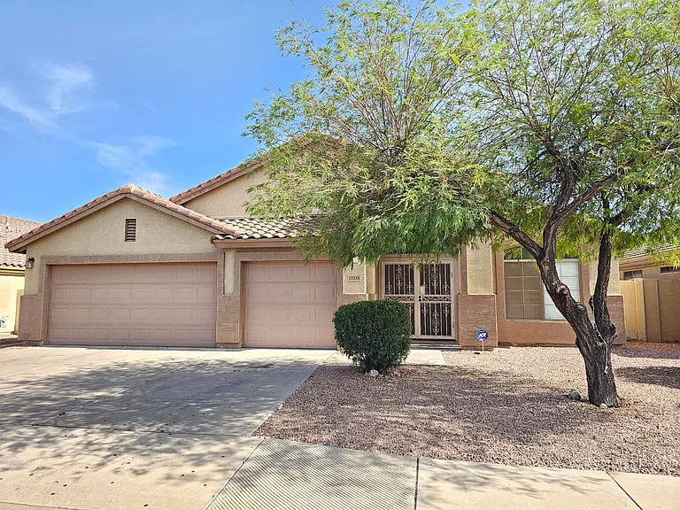 13335 W Lisbon Ln — Photo 2