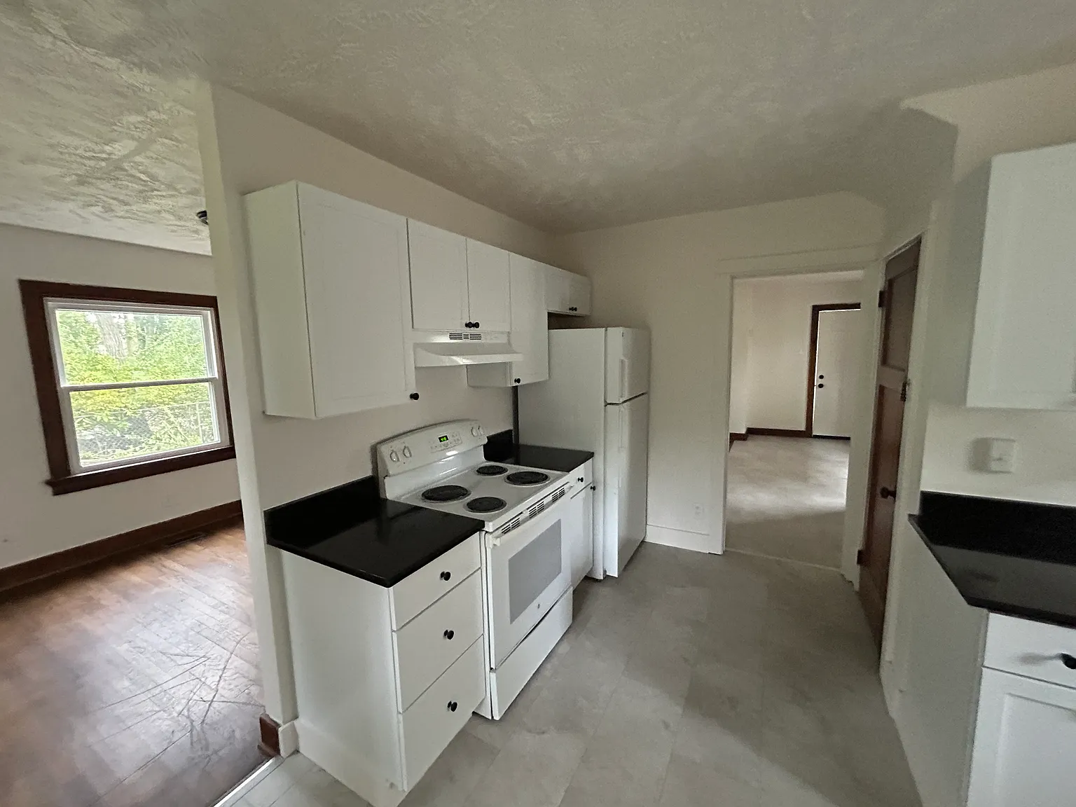 3 bed, 1.5 bath, 1400 sqft, $1,250 — Photo 3