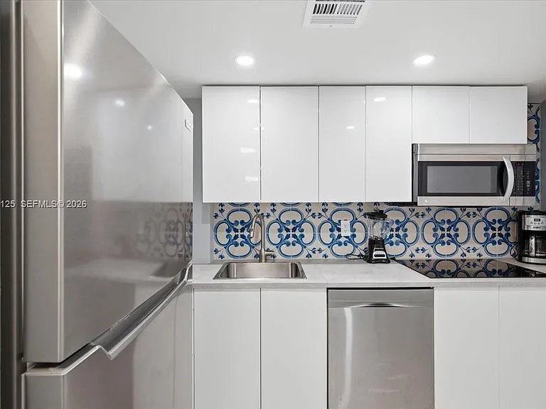 2899 Collins Ave #1022 — Photo 4