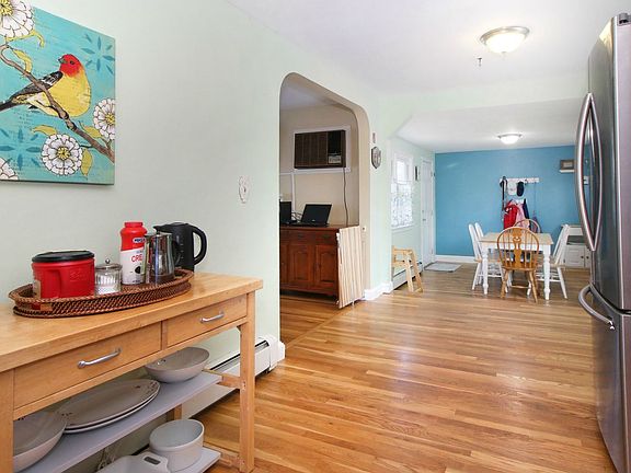 3rd image of 422 School St